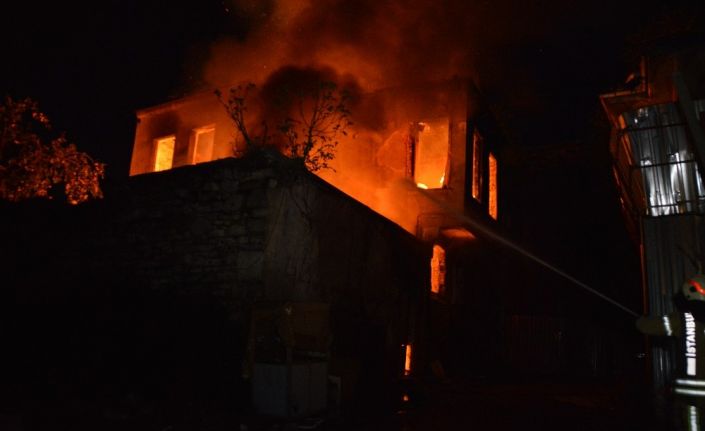 Fatih’te iki katlı metruk bina alev alev yandı