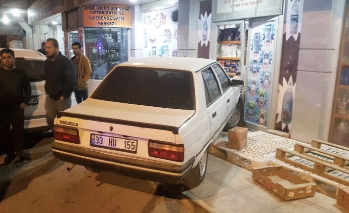 Fren yerine gaza basınca markete girdi