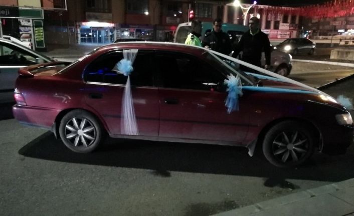Gelin arabasını polisin üzerine süren sürücü gözaltına alındı
