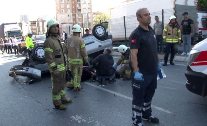 Halkalı’da 3 aracın karıştığı kazada 6 kişi yaralandı.