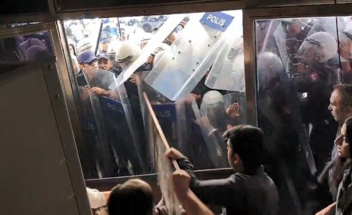 HDP önünde açıklama yapmak isteyen grup polise saldırdı