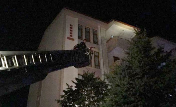 Isparta’da evinde düşerek mahsur kalan 83 yaşındaki kadını polis ve itfaiye ekipleri kurtardı