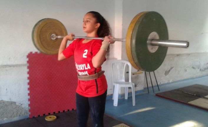 Ispartalı 2 halterci ve 1 antrenör Milli Takım Kampı’na davet edildi