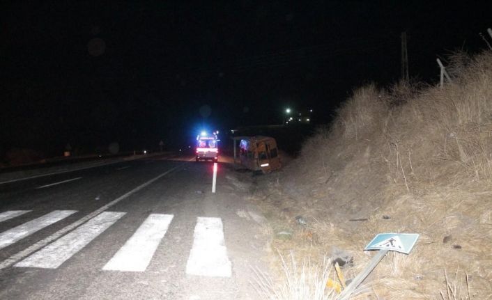 Kaçak göçmenleri taşıyan minibüs kaza yaptı: 1 ölü, 4’ü ağır 12 kişi yaralı