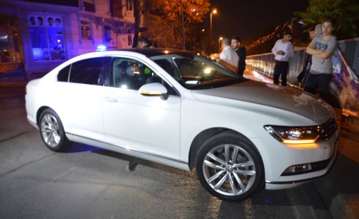 Kalp krizi geçirdiği iddia edilen otomobil sürücüsü demirlere çarparak durabildi