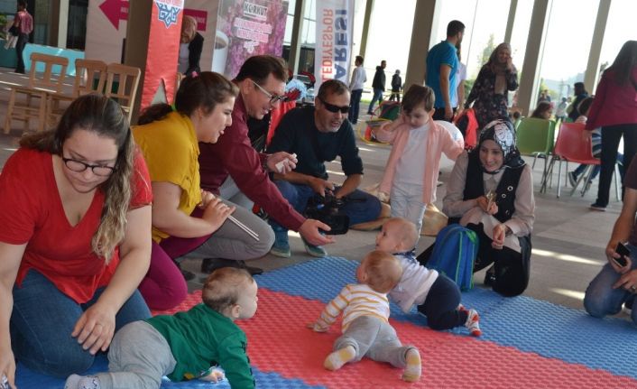 Bebek emekleme yarışmasında renkli görüntüler oluştu