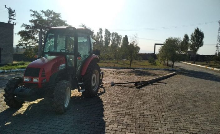 Kars’ta elektrik direğini çalan iki kişi suçüstü yakalandı