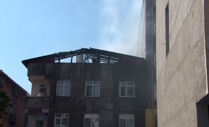 Kartal’da binanın çatısı alev alev yandı