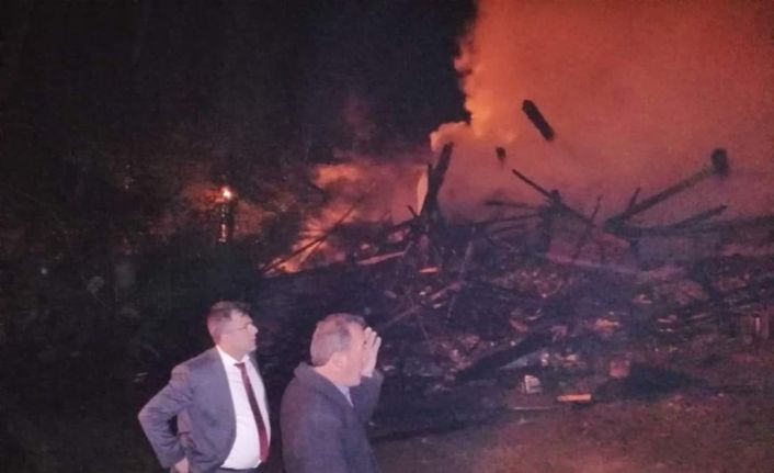 Kastamonu’da iki katlı ev kül oldu, 5 ton sarımsak yandı