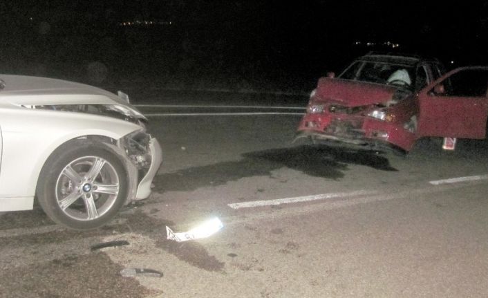 Kavşakta 2 otomobil kafa kafaya çarpıştı: 2 yaralı
