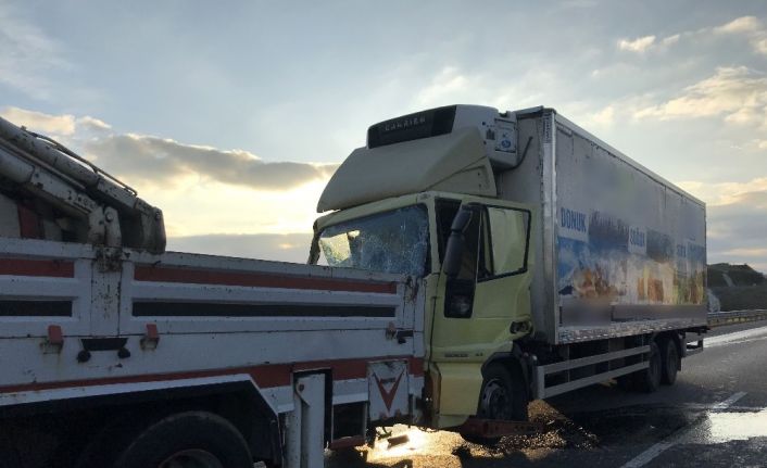 Kuzey Marmara Otoyolu’nda tır çekiciye çarptı: 1 yaralı