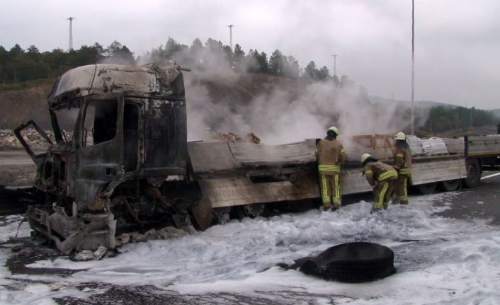 Otoyolda tır yandı