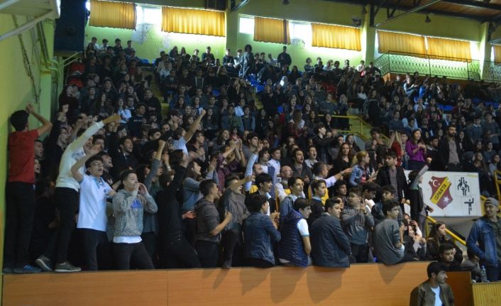 Maç izlemeye geldikleri spor salonunda tezahürat yerine "Şehitler ölmez, vatan bölünmez" sloganı attılar