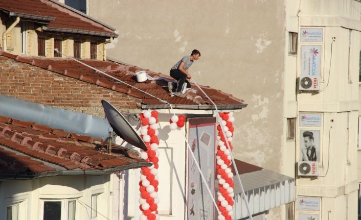Metrelerce yüksekte çalışan genç ölümle dans etti