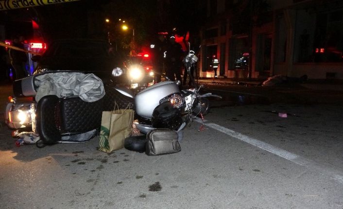 Motosiklet önce ağaca sonra direğe çarptı: 1 ölü, 1 ağır yaralı