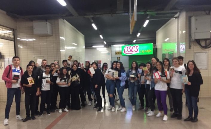 Öğrenciler metroda kitap okuyarak ‘Kitap her yerde’ mesajı verdi