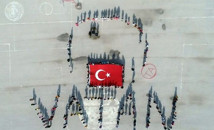 Öğrencilerden Mehmetçik için ‘Selam olsun şanlı ordumuza’ temalı ‘Vatan’ koreografisi
