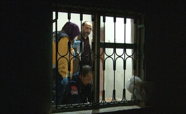 Önce tartıştığı karısının boğazını ardından kendini kesti