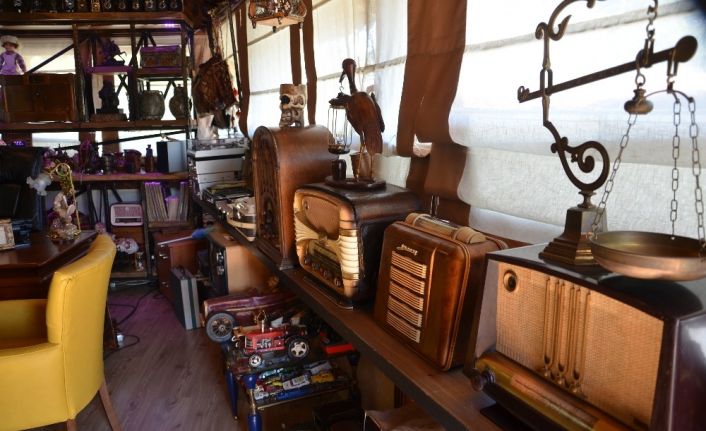 10 yıldır topladığı antika eşyalarla ofisini müzeye çevirdi