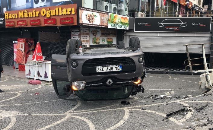 (ÖZEL) Beylikdüzü’nde iki aracın karıştığı kaza anı kamerada