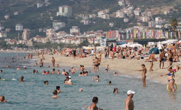 Doğuda kar Alanya’da deniz keyfi