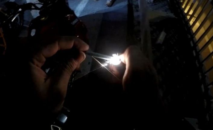 (Özel) E-5 karayolunda motosikletli gencin trafikte attığı torpil otobüsün altında patladı