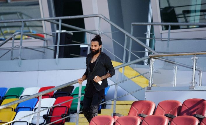 (Özel haber) Erkan Zengin: "Ben burada teknik ekibe yardımcı oluyorum"