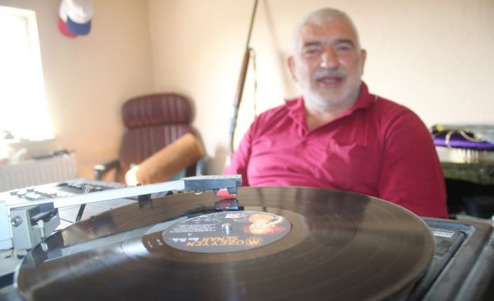 Hurdacıyken bulduğu plak ve kasetleri biriktirerek koleksiyoner oldu