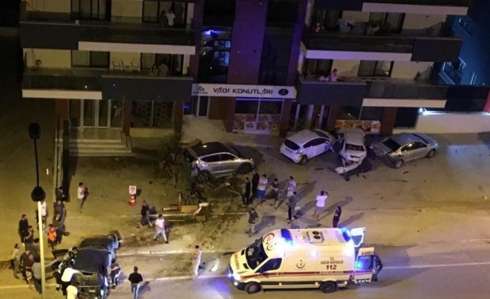 Kontrolden çıkan otomobil ortalığı savaş alanına çevirdi