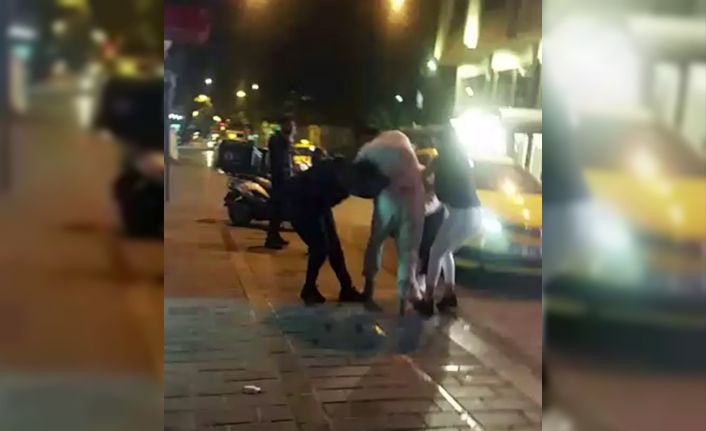 (ÖZEL) Taksim’de yabancı uyruklu iki kadının saç saça baş başa kavgası kamerada