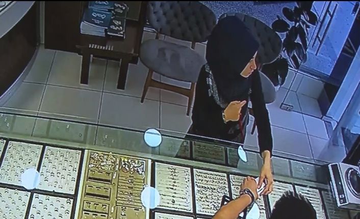 (Özel) Yerde bulduğu 13 bin dolar bulunan paketi ‘Sahibi bulunsun’ diyerek dükkana teslim etti