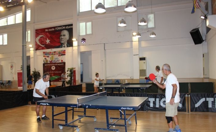 Parkinson hastaları masa tenisi oynadı