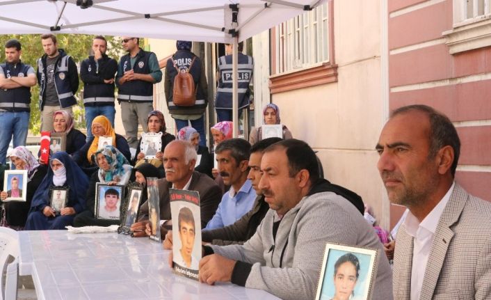 PKK, HDP önünde eylem yapan Ayşegül Biçer’i kızları üzerinden tehdit etti