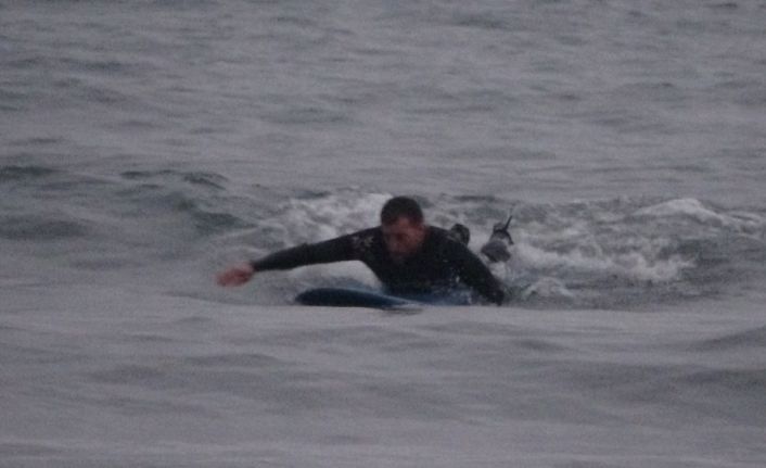 Sağanak yağış altında sörf