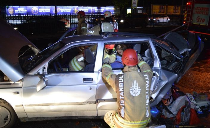 Sarıyer’de otomobil kırmızı ışıkta bekleyen araca çarptı: 7 yaralı
