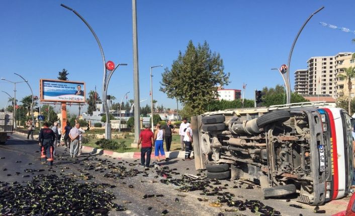 Sebze yüklü kamyonetler çarpıştı: 2 yaralı