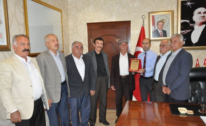 Şehit yakınları, STK ve kanaat önderleri Sason Kaymakamı Özadalı’ya plaket verdi