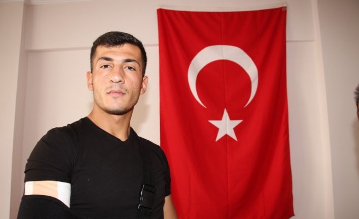 Suriye’de gazi olan oğlunu elleriyle besliyor erkenden iyleştirip görevine geri dönmesini istiyor