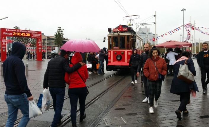 Taksim’de yağmur etkili oluyor