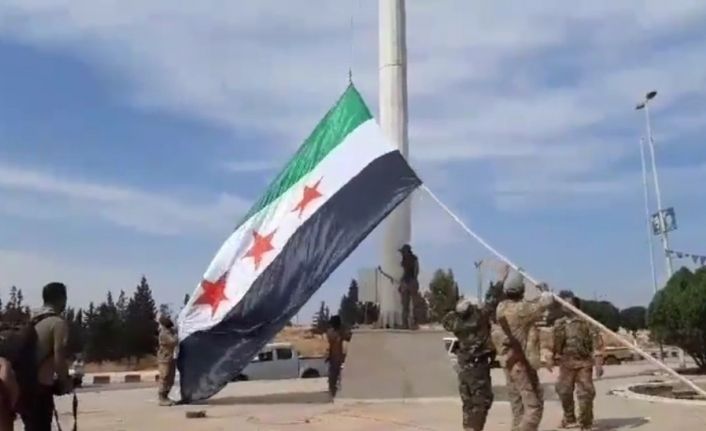 Tel Abyad merkezine Suriye Milli Ordusu bayrağı çekildi