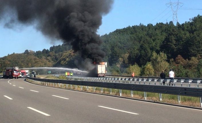 TEM Otoyolu’nda tır yanıyor