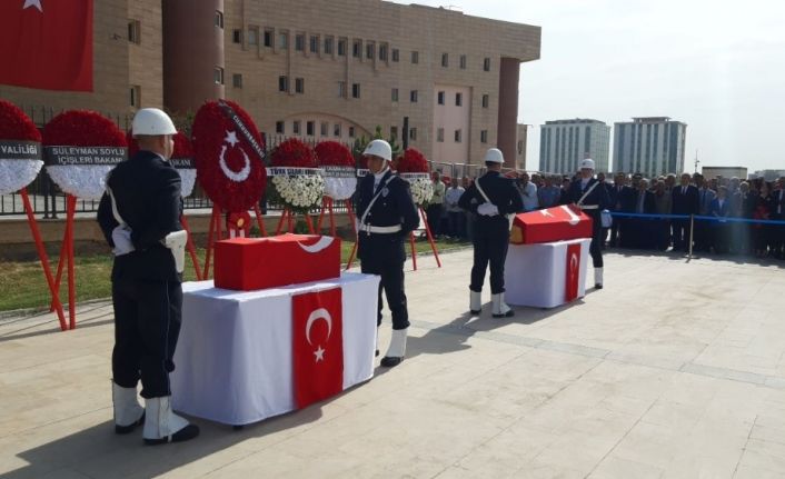Teröristlerin roketli saldırısında şehit düşen siviller törenle memleketlerine uğurlandı