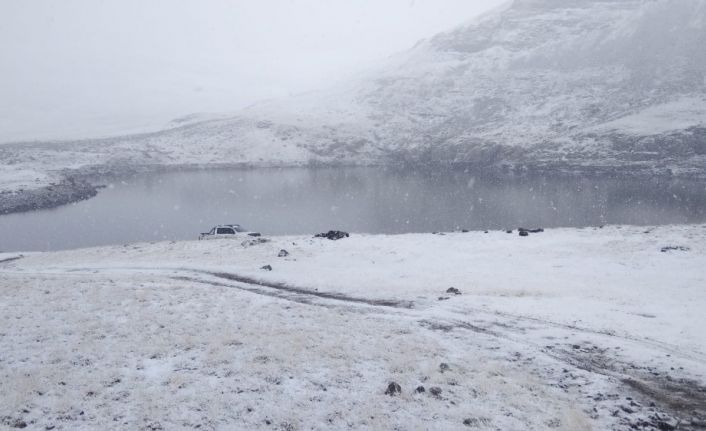 Trabzon ve Gümüşhane’nin yüksek kesimlerde kar yağışı etkili oluyor