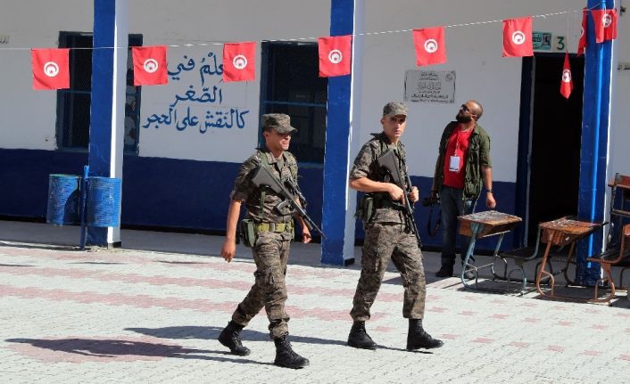 Tunus cumhurbaşkanlığı seçiminde ikinci tur için sandık başında