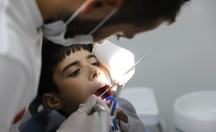 Türk doktorlarından Suriyelilere diş sağlığı hizmeti