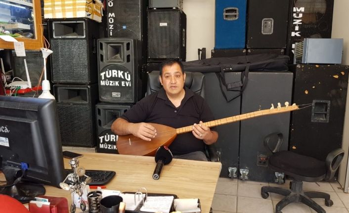 Türkiye’ye saz çalmayı internet üzerinden öğretiyor