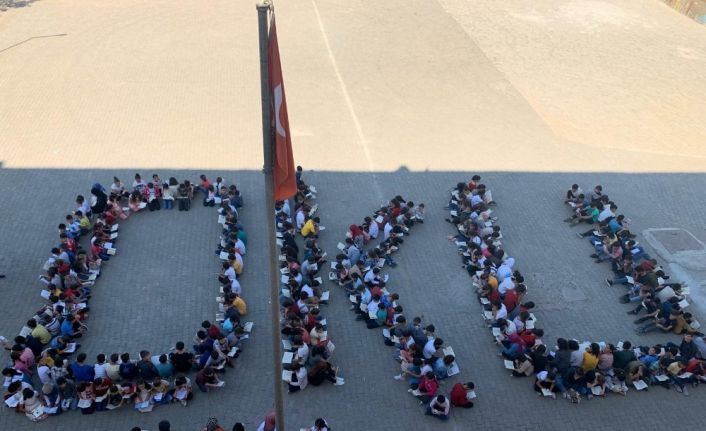 Uludere’de öğrenci ve öğretmenler bahçede kitap okudu