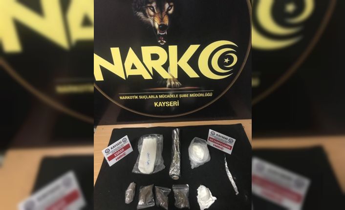 Uyuşturucuyu kapı pervazına gizlemiş