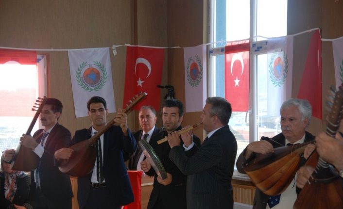 Vali Masatlı, Çıldır İlçesinde Tarihi ve Ünlü Ozan Aşık Şenliği anma etkinliğine katıldı.