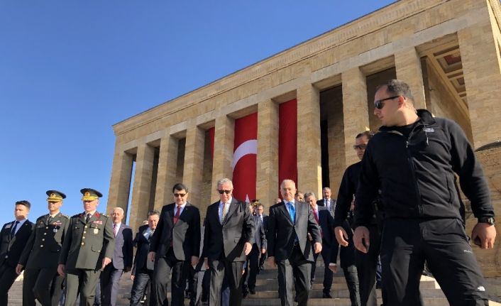 Vali Şahin Ankara’nın başkent oluşunun yıl dönümünde Anıtkabir’i ziyaret etti